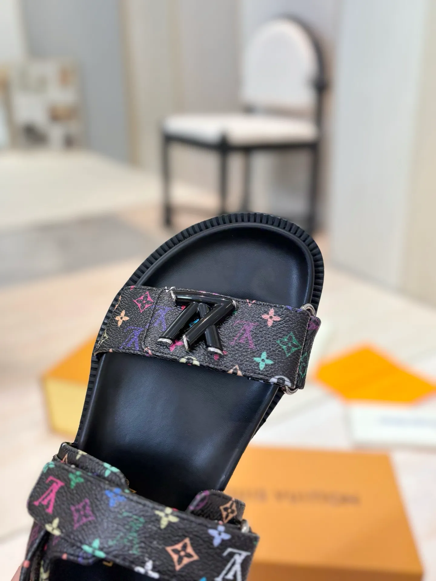 👟👟Ex-factory price 460👟👟 LV 2025 spring and summer new products 🥰 Popular LV donkey brand counters Embossed logo embossed sandals This Pool Pillow Comfort flat sandals are made of technical fabrics and use high-frequency embossing technology to reinterpret the Monogram pattern. Soft padded upper with adjustable Velcro, comfortable and tough insole adds harmonious colors 👍New hard goods, purchasing agent level! Full of high-end feel! A popular model among bloggers at home and abroad, it’s retro and fashionable and looks amazing on your feet! The official website's main recommendation 👍👍 ✅ Upper: waterproof special original fabric ✅ Inner lining: imported mixed sheepskin ✅ Outsole: original molded foam outsole ✅ Number of sizes: women's size 35-45 (women's size 41 men's 38.45, custom-made, non-refundable) ✅ Packaging: full set of drawer boxes ​